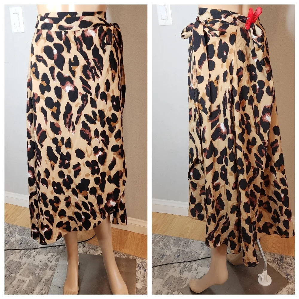 New Choice Leopard Wrap Midi skirt.‎  Size large.
